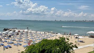 Beach nearby, beach towels, beach bar