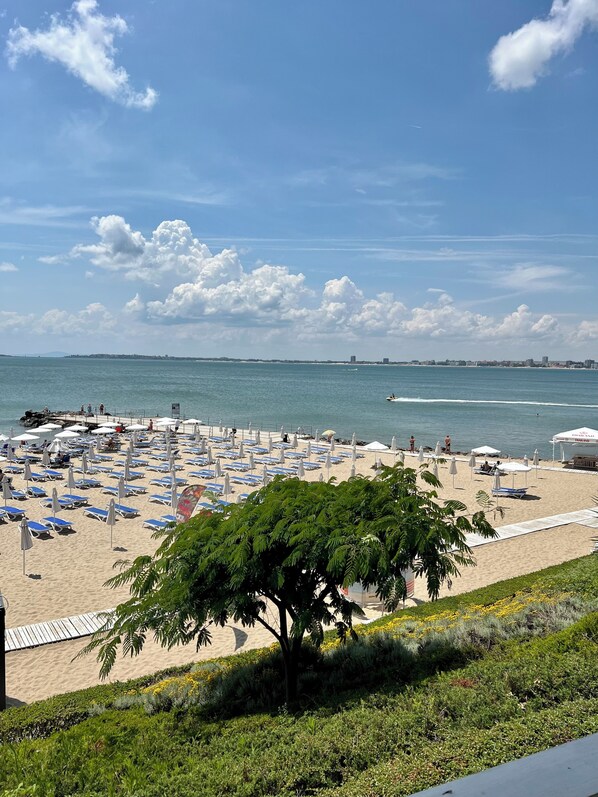 Perto da praia, toalhas de praia, bar na praia