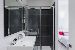 Dusche, Haartrockner, Bidet, Handtücher