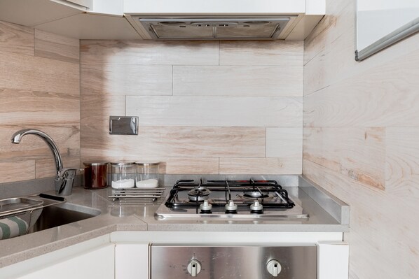 Kühlschrank, Mikrowelle, Ofen, Herdplatte