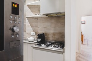 Kühlschrank, Mikrowelle, Ofen, Herdplatte