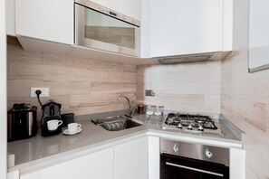 Fridge, microwave, oven, stovetop - Elegant 3 bdr apartment near Campo dei Fiori (Roma)