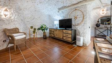 Een televisie en boeken