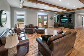 Una Smart TV, un reproductor de DVD, una mesa de tenis de mesa