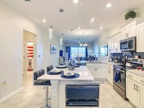 冷蔵庫、電子レンジ、オーブン、コンロ