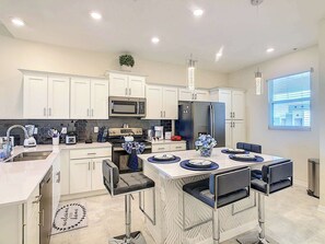 Kjøleskap, mikrobølgeovn, ovn og kokeplater