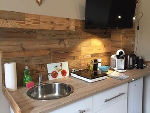 Kühlschrank, Mikrowelle, Herdplatte, Wasserkocher mit Kaffee-/Teezubehör