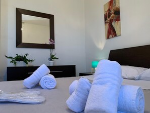 1 bedroom, WiFi, bed sheets - Downtown apartment (Favignana)