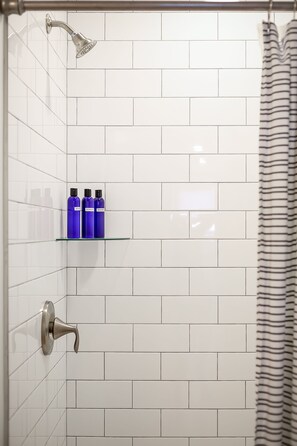 Douche, séchoir à cheveux, serviettes fournies, savon
