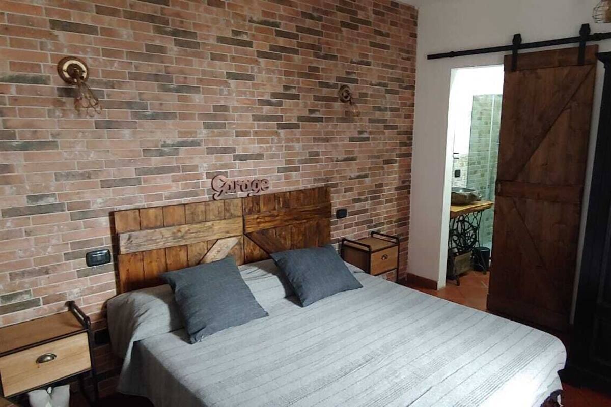 Comfort tweepersoonskamer | Luxe beddengoed, donzen dekbedden, een minibar, individueel gemeubileerd