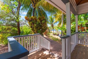 Property grounds - Sunnyside Bungalow 1 · Best snorkeling/diving on island 70yds off dock (Roatan)