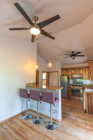 Fridge, microwave, oven, stovetop - Sunnyside Bungalow 1 · Best snorkeling/diving on island 70yds off dock (Roatan)