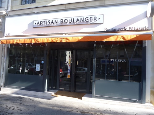 Voltaire. Appartement 62m2 lumineux et confortable avec parking.