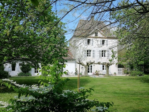 LOVELY 5-PERSON APARTMENT IN CHARACTER HOUSE IN THE COUNTRYSIDE 30MN FROM THE BEACH