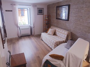 Casa econômica | Área de estar | TV LCD 32 polegadas com canais a cabo, TV