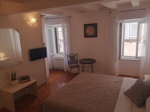 Edredons de pluma, escrivaninha, Wi-Fi de cortesia, roupa de cama