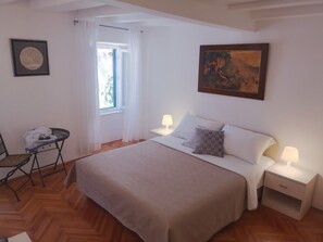 Down comforters, desk, free WiFi, bed sheets - Old Town Economy Apartments (Dubrovnik)