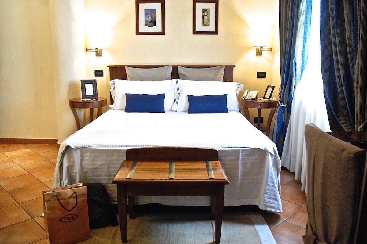 basic double room single use | 1 bedroom, minibar, in-room safe, desk