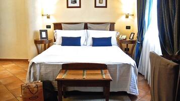 Basic Double Room Single Use | Minibar, in-room safe, desk, laptop workspace