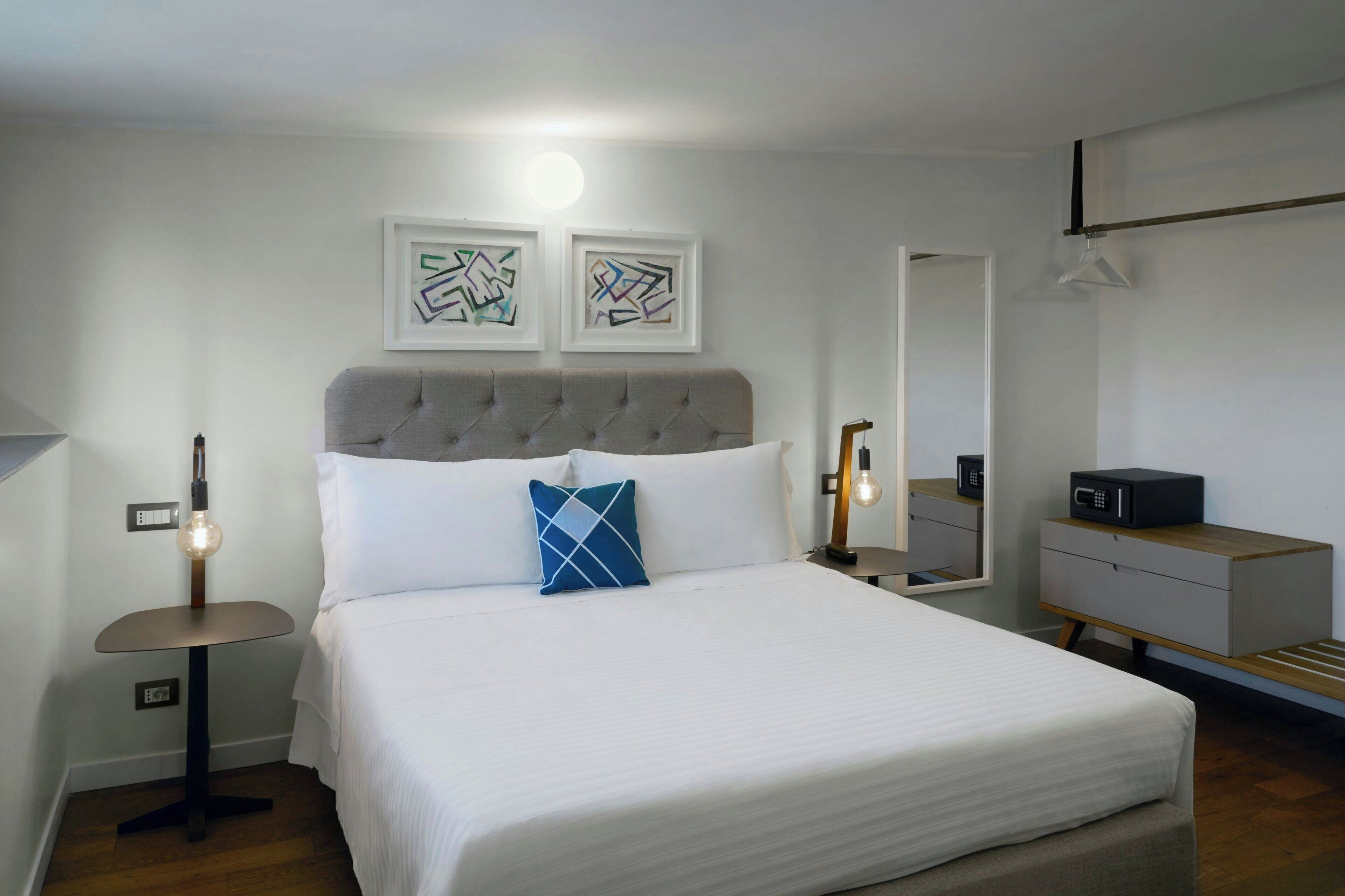 Deluxe Room, 1 Queen Bed | Minibar, in-room safe, desk, laptop workspace