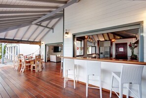 Outdoor dining - Dream villa with jacuzzi near the beach***** (Saint-Anne)