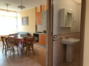 Appartamento, 2 camere da letto | Pasti in camera