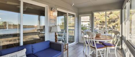 Smart TV, fireplace, DVD player, stereo