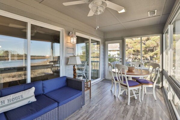 Smart TV, fireplace, DVD player, stereo