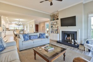 Smart TV, fireplace, stereo