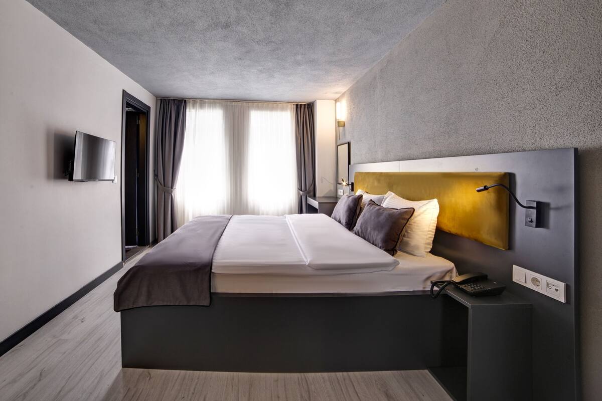 Free WiFi, bed sheets