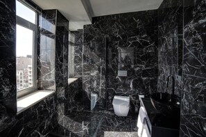 Ducha, artículos de higiene personal gratuitos y secador de pelo