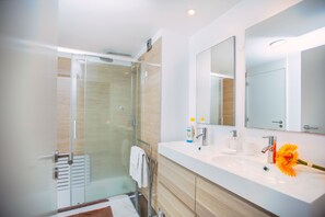 Dusj, hårføner, bidé og håndklær