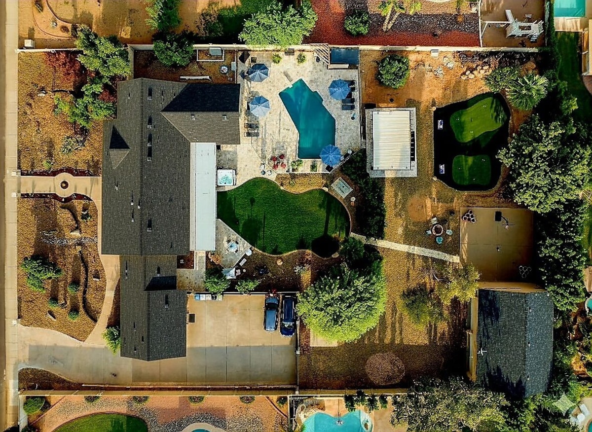 Prime Location! 5000Sq'-Acre Pool/Game Room/Hot Tub/Putting Green/180+ 5★ratings