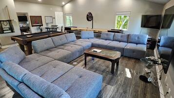 智能电视、电子游戏、DVD 播放器、桌上足球