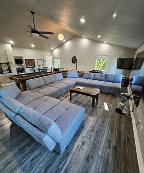 TV connectée, jeux vidéo, lecteur de DVD, baby-foot