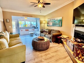 Smart TV, books, stereo - PIRATES PARADISE---Quiet Gulf Front  Property near Clearwater/Tarpon Springs!! (New Port Richey)