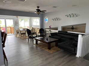 Smart-TV, Bücher, Stereoanlage