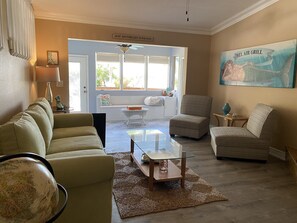 Smart-TV, Bücher, Stereoanlage