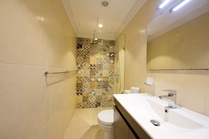 A modern bathroom with a shower, toilet, and sink. - AG3 - Casa Rooms (Valletta)