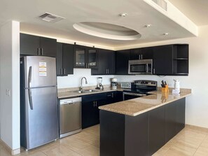 Kühlschrank, Mikrowelle, Ofen, Herdplatte