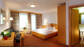 Een kluis op de kamer, een bureau, gratis wifi, beddengoed