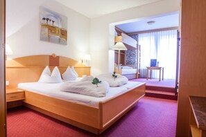 基本四人房 | 房內夾萬、書桌、免費 Wi-Fi、床單