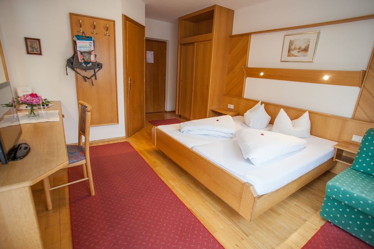 Quarto casal básico | Cofres nos quartos, escrivaninha, Wi-Fi de cortesia, roupa de cama