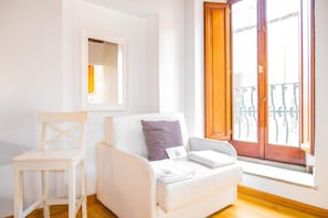 Superior-Apartment, 2 Schlafzimmer, Balkon | Wohnbereich | Flachbildfernseher