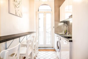 Réfrigérateur, micro-ondes, plaque de cuisson