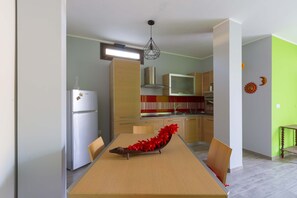 Fridge, stovetop, cookware/dishes/utensils - The Loft Suite by BarbarHouse (Ostuni)