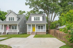 Exterior - Vacation Homes at Buckroe Beach! Sleeps 10 (Hampton)