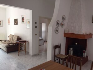 TV, fireplace - Villa with large garden a few steps from the sea (Acquadolce Cirenaica)