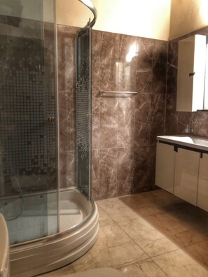 Shower, rainfall showerhead, hair dryer, towels - Ipek Butik Otel (Kemer)