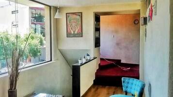 Televisión de pantalla plana, libros y estéreo